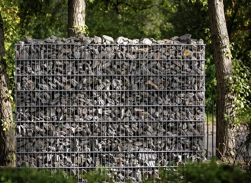 Gabiona konstrukcija ar akmens pildījumu