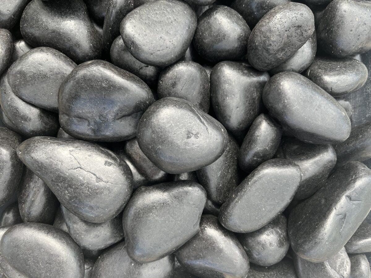Dekoratīvie akmeņi pulēti Nero Tahiti 40-70mm, 20kg