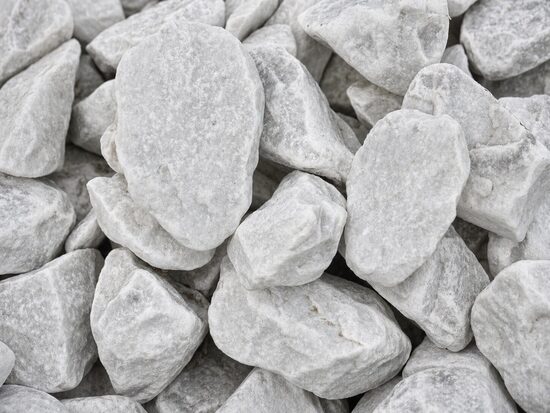 Dekoratīvie akmeņi - šķembas Bianco Carrara 50-70mm, 20kg