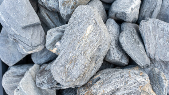 Dekoratīvie akmeņi - šķembas Dark Stone 40-80mm, 20kg