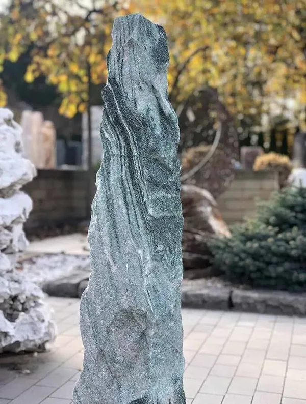 Vertikāls akmens monolīts dārzam
