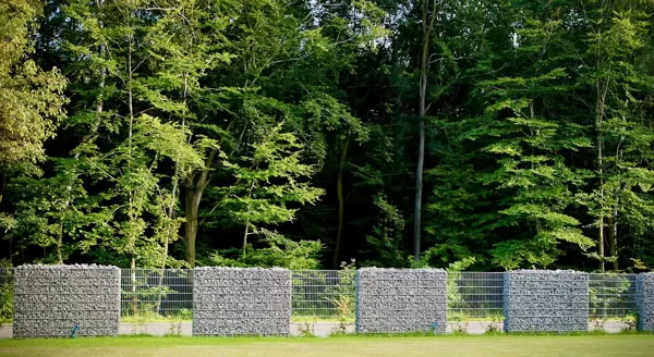 Gabionu žogi teritorijas norobežošanai un dārza dizainam